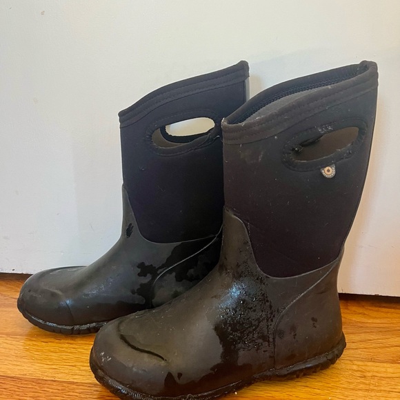 Black Winter Boots - Kid Size 4. - Picture 4 of 4